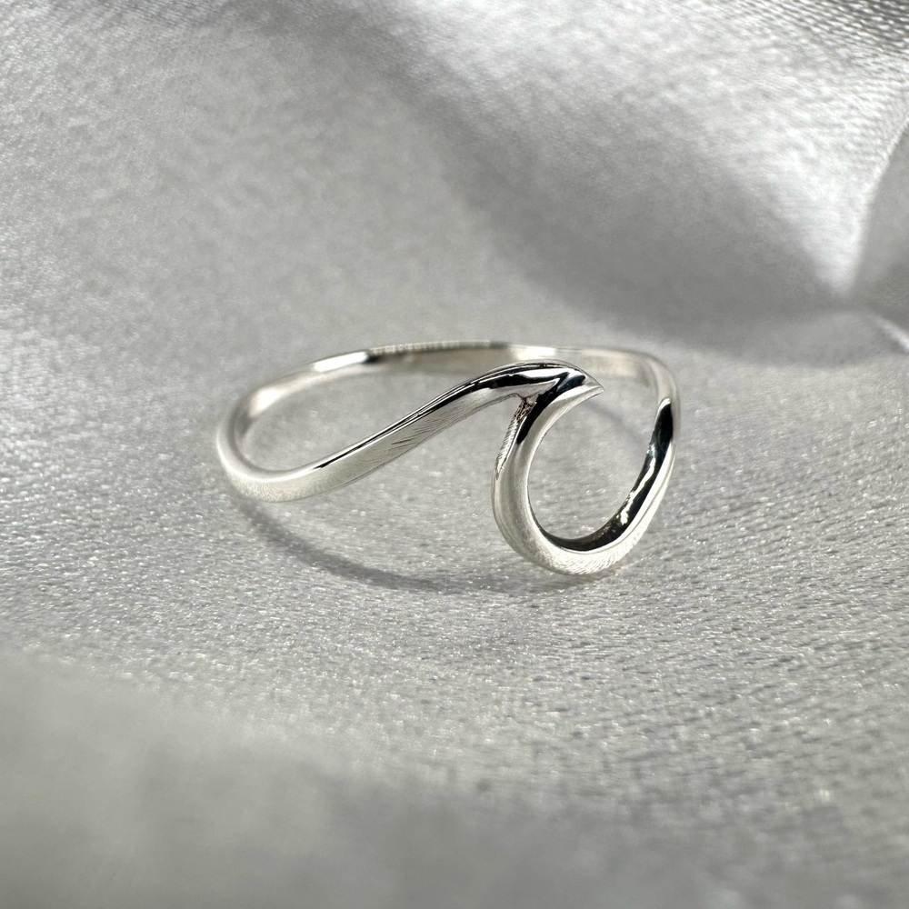 925 Sterling Silver Wave Ring w/ polishing cloth Size 8.5 NEW